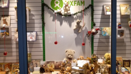 Stofftiere der Marke Steiff im Schaufenster eines Oxfam Shops