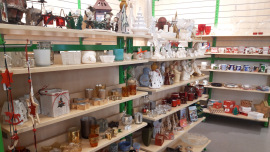 Weihnachtsdeko im Oxfam Shop