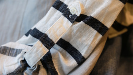 Maritime Kleidung können Sie im Oxfam Shop kaufen.