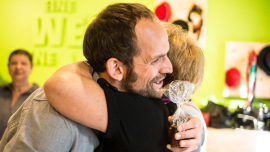 Danke: Shop-Referent umarmt Ehrenamtliche im Oxfam Shop