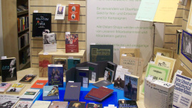 Schaufenster mit dem Thema Musik im Oxfam Buchshop Berlin