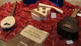 Musikinstrumente im Schaufenster eines Oxfam Shops