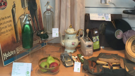 Nostalgische Gegenstände im Schaufenster eines Oxfam Shops