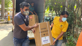 Oxfam-Mitarbeiter Nikhil Wagh und Parmeshwar Patil liefern einen Sauerstoffkonzentrator an das Yashwantrao Chavan Memorial Hospital in Pune 