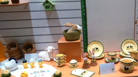 Osterartikel im Schaufenster eines Oxfam Shops