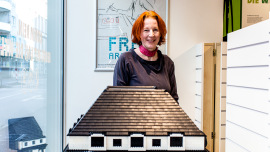Andrea Jürges im Schaufenster des Oxfam Shops