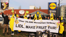 Oxfam-Unterstützer*innen bei einer Aktion vor einer Lidl-Filiale