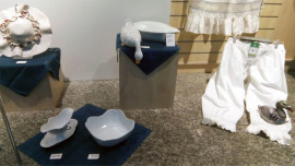 Porzellan im Schaufenster eines Oxfam Shops