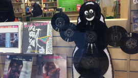 Ehrenamtliche aus dem Buchshop München haben einen Schallplatten-Mann gebastelt.