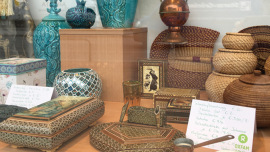 Orientalisches im Schaufenster eines Oxfam Shops