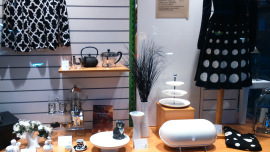 Schaufenster Oxfam Shop mit schwarz-weißem Angebot