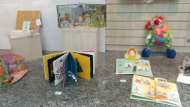 Pop-up-Bücher im Schaufenster des Oxfam Shops in Berlin-Schöneberg