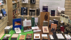 Schaufenster eines Oxfam Shops mit Büchern zu den Weltkriegen und zur Weimarer Republik