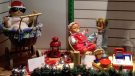 weihnachtliches Schaufenster eines Oxfam Shops