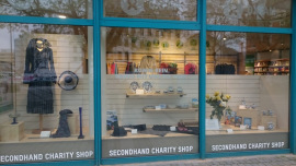Schaufenster des Oxfam Shops Köln-Neustadt