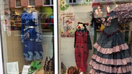 Sachen für den Fasching im Schaufenster eines Oxfam Shops