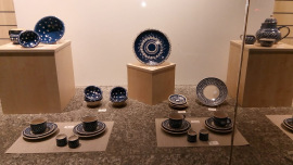 Bunzlauer Keramik im Schaufenster eines Oxfam Shops