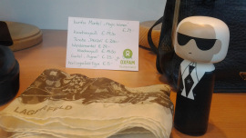 Ausschnitt des Designer-Schaufenster eines Oxfam Shops