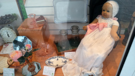 Trödel und Antikes im Schaufenster eines Oxfam Shops