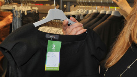 Kleidung im Oxfam Shop