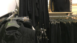 schwarze Sachen im Oxfam Shop
