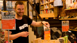 Shopreferent Jonas Lumpe im Oxfam Shop in Berlin-Kreuzberg. 