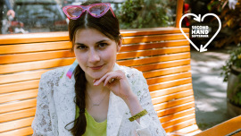 Die Ehrenamtliche Leonie Müller in einem selbst zusammengestelltem Outfit