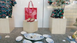 Sommer und Sonne im Schaufenster eines Oxfam Shops