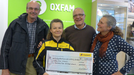 Ein Mitarbeiter der Deutschen Post und Manuela Küster überreichen dem Shop-Leiter Michael Kienitz und der Ehrenamtlichen Elke Kullik (v.l.) eine Spende.