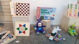 Spiele und Spielwaren im Schaufenster eines Oxfam Shops