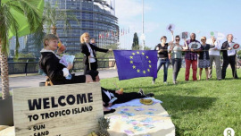 Aktivist/innen machen vor der Abstimmung im Europäischen Parlament darauf aufmerksam, wie wichtig echte Steuertransparenz ist. 