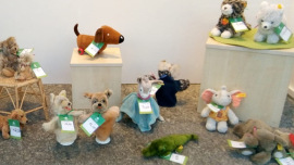 Stofftiere von Steiff im Schaufenster eines Oxfam Shops