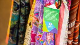 Tücher im Oxfam Shop