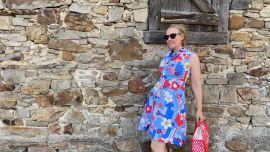 Designerin Sinah Schlemmer in ihrem ersten Upcycling-Liebling für den Oxfam Shop in Koblenz, einem Hemdblusenkleid im Stil der 1960er-Jahre