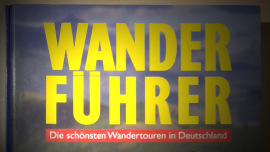 Büchern zum Thema Wandern gibt es im Oxfam Shop