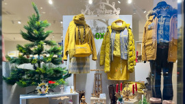 Weihnachtliches Schaufenster eines Oxfam Shops