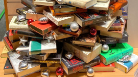 Weihnachtsbaum aus Büchern im Oxfam Shop