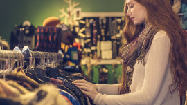 Frau im Secondhand-Laden