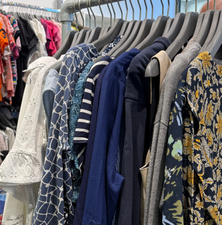 Kleidung aus den Oxfam Shops
