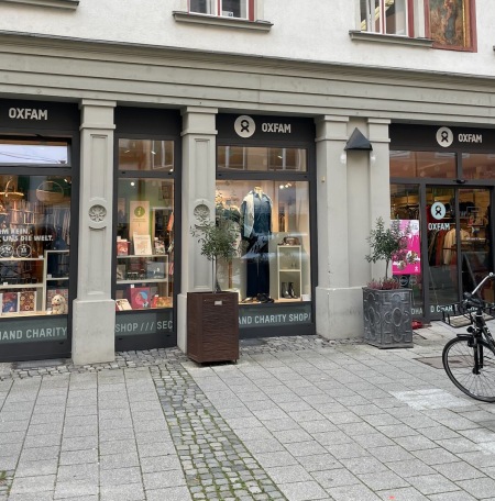 Oxfam Shop Ulm nach der Wiedereröffnung an einem neuen Standort