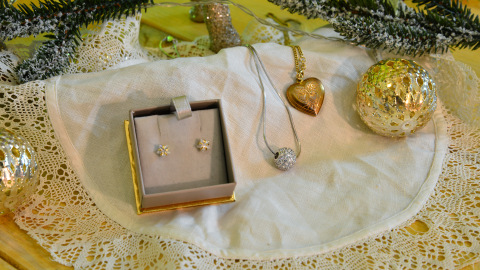 Schmuck als Weihnachtsgeschenk im Oxfam Shop kaufen