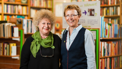 Angelica Gräfe und Brigitte Hang im Oxfam Buchshop Darmstadt