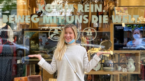 Die Ehrenamtliche Camille Bühler vor dem Oxfam Shop Berlin-Kreuzberg