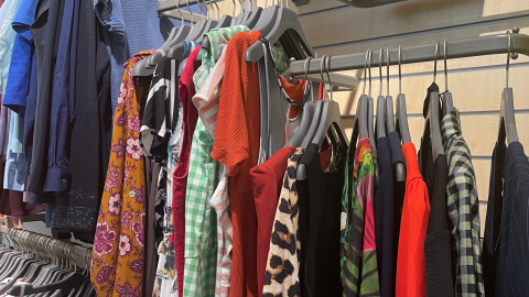 Kleidung in den Oxfam Shops