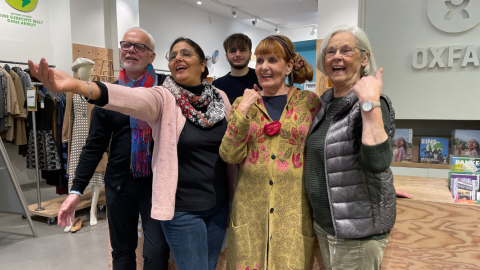 Die ehrenamtlichen Mitarbeitenden Heinz Bernd K., Kiranjit Kaur, Jeremias Müller, Isolde K. und Sigrid F. (von links) engagieren sich im Oxfam Shop Berlin-Charlottenburg.