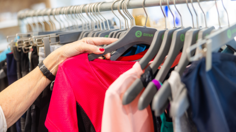 Leichte Mode im Oxfam Shop