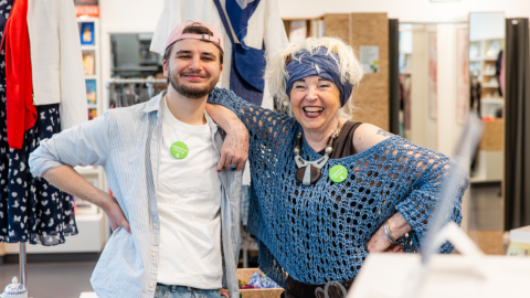 Doppelporträt der ehrenamtlichen Mitarbeitenden Jeremias M: und Jolanta Cegielka-Kostorz (von links) im Oxfam Shop in Halle/Saale.