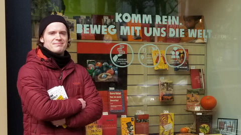 Der Ehrenamtliche Joe McNulty vor dem Berliner Buchshop