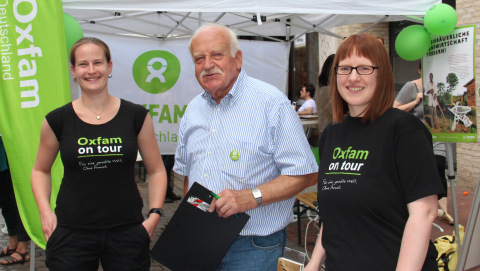 Die Ehrenamtlichen Kristina Müller, Horst Böhme und Jenny Tuchtenhagen beim Kampagnen-Aktionstag 2015 Die Ehrenamtlichen Kristina Müller, Horst Böhme und Jenny Tuchtenhagen beim Kampagnen-Aktionstag 2015