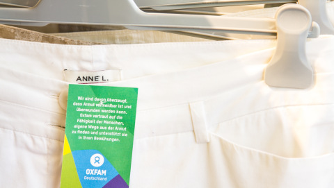 Günstige Hosen gibt es im Oxfam Shop